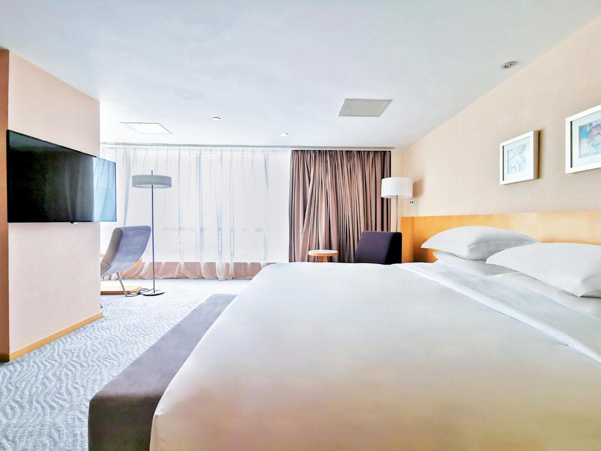Crowne Plaza Zhuhai City Center By Ihg - Offers Free One-Way Shuttle To Chimelong Ocean Kingdom Exterior photo